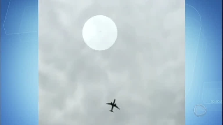Vídeo: 

Objeto misterioso passa
em alta velocidade por avião e intriga internautas 

