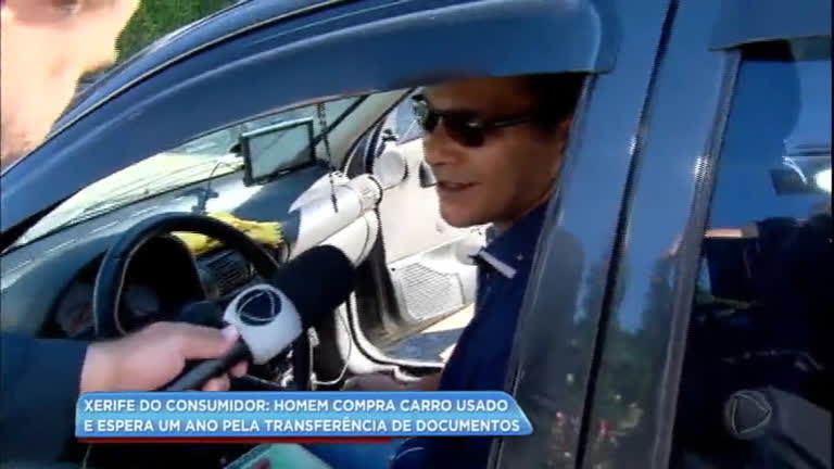 Vídeo: 

Xerife do Consumidor: homem espera um ano para transferência
de documentos após comprar carro

