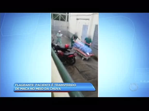 Vídeo: Flagrante: paciente é transferido debaixo de chuva em Marechal Hermes
