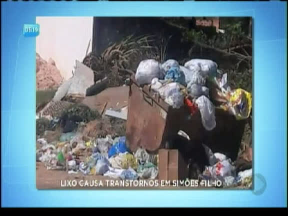Vídeo: Lixo causa transtornos em Simões Filho