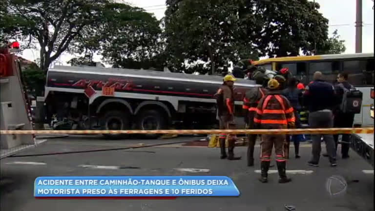 Vídeo: 

Acidente entre caminhão-tanque e ônibus
deixa dez feridos