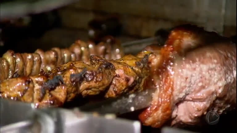 Vídeo: 

Crise e alta das carnes promove mudanças
no churrasco do brasileiro

