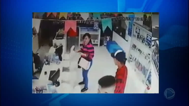 Vídeo: Polícia tenta identificar quadrilha que fez arrastão em loja de celulares