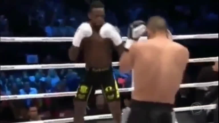 Vídeo: 

Espectadores de kickboxing invadem
ringue e agridem lutador

