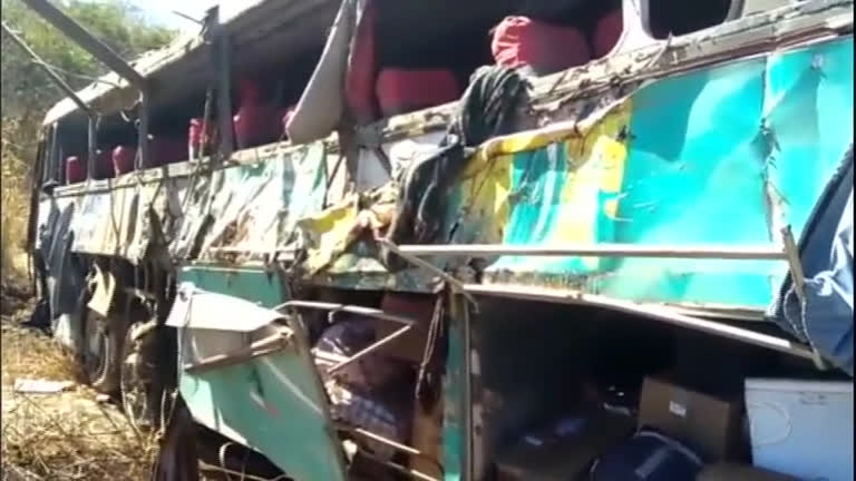 Vídeo: 

Polícia procura motorista de ônibus
clandestino que capotou em MG

