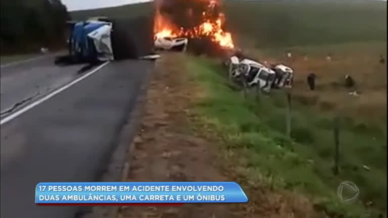 Vídeo: 

Caminhão invade contramão e mata ao menos 17 no Espírito
Santo