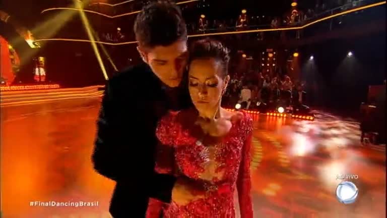 Vídeo: 

Maytê e Paulo dançam tango e impressionam jurados

