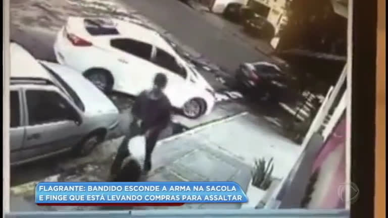 Vídeo: 'Ladrão da sacolinha' assusta moradores da zona oeste de SP