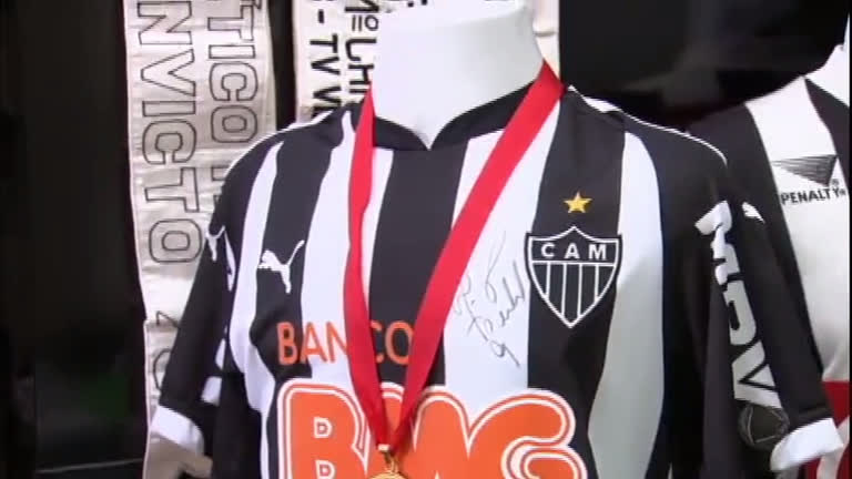 Vídeo: Apaixonados por futebol: torcedor do Atlético-MG ostenta coleção com mais de 500 peças do time
