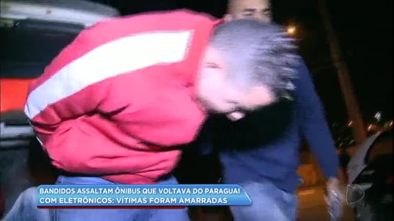 Vídeo: Bandidos assaltam e amarram vítimas em ônibus que voltava do Paraguai