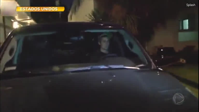 Vídeo: Justin Bieber atropela fotógrafo na saída de igreja