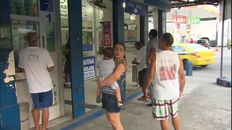 Vídeo: Mega-Sena da prêmio de quase R$ 108 milhões a apostador de comunidade no Rio