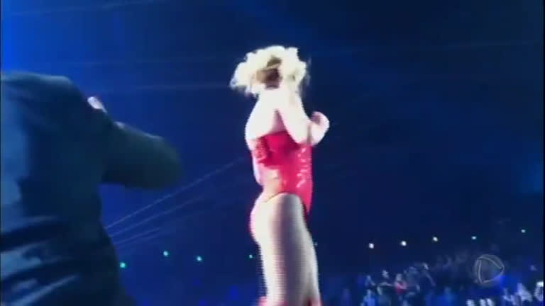 Vídeo: Homem invade palco de show de Britney Spears e cantora é retirada por seguranças