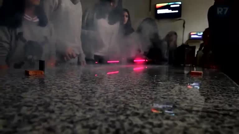 Vídeo: Estudantes aprendem na prática com experimentos no laboratório de Química