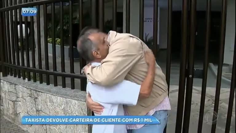 Vídeo: Taxista devolve carteira com R$ 1 mil no Rio de Janeiro