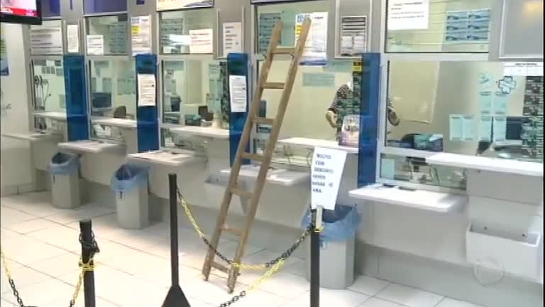 Vídeo: Criminosos usam escada para roubar lotérica dentro de supermercado em Florianópolis