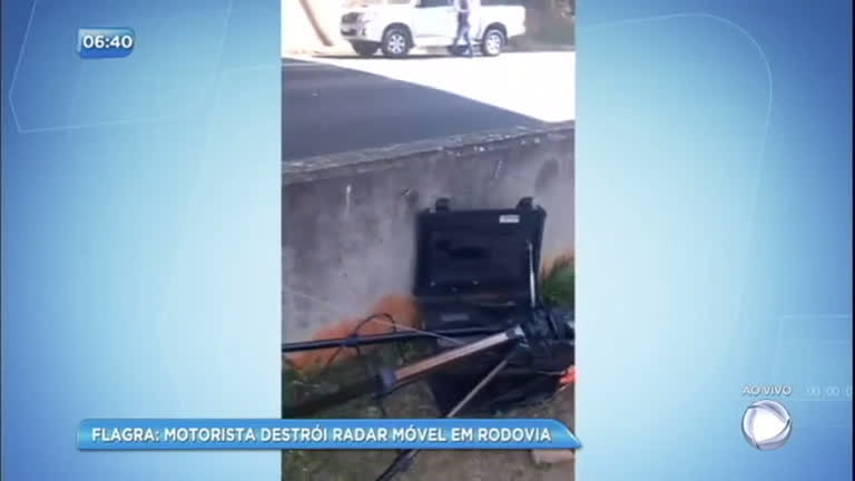 Vídeo: Motorista furioso destrói radar móvel em rodovia de São Paulo