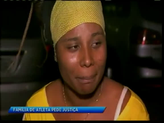Vídeo: Mãe de jogador morto em Salvador acusa PM de atirar na vítima por conta de cerveja; assista