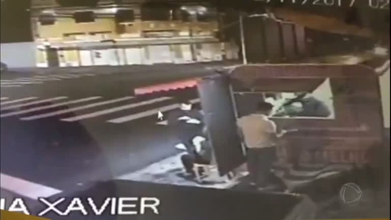 Vídeo: Motorista embriagado atinge trailer de lanches em Curitiba e deixa três pessoas feridas