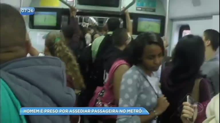 Vídeo: Homem é preso por assediar passageira no metrô