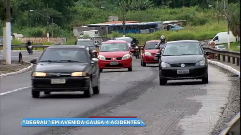 Vídeo: Desnível na avenida Aricanduva causa quatro acidentes no mesmo dia