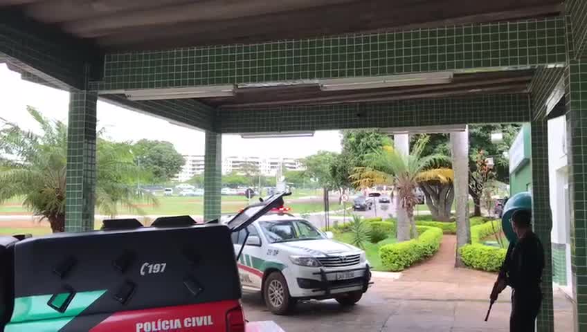 Vídeo: Deputado Paulo Maluf chega de muletas ao IML de Brasília