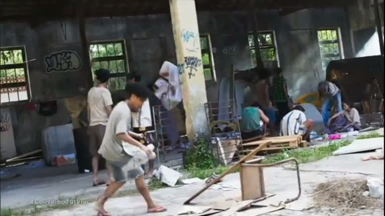 Vídeo: Adolescentes de rua assaltam comércio e espancam o dono
