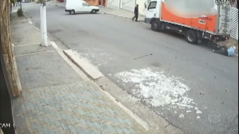Vídeo: Flagra: idoso é atropelado por caminhão de entregas