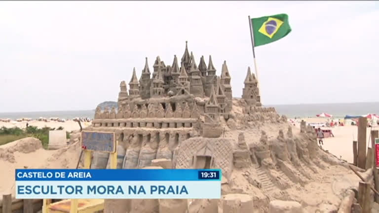 Vídeo: Escultor mora em castelo de areia na praia da Barra da Tijuca