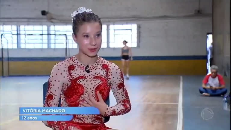 Vídeo: Menina de 12 anos com perna amputada impressiona com seu talento para patinação
