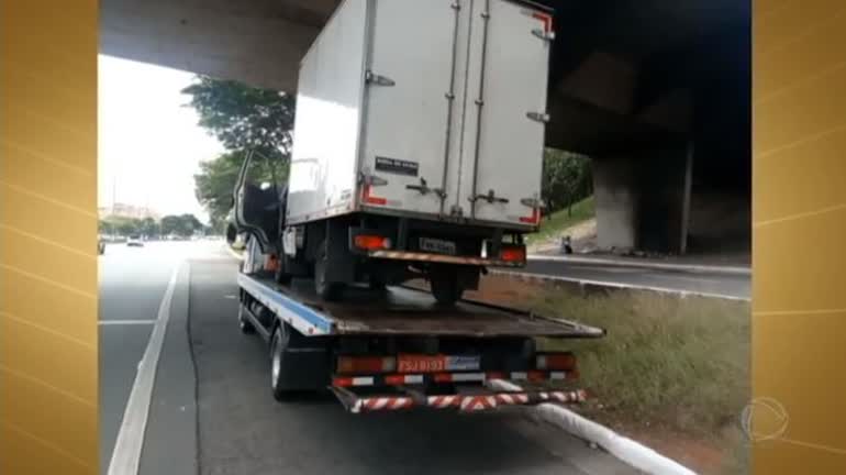 Vídeo: Caminhão é apreendido com mais de 2 milhões em multas