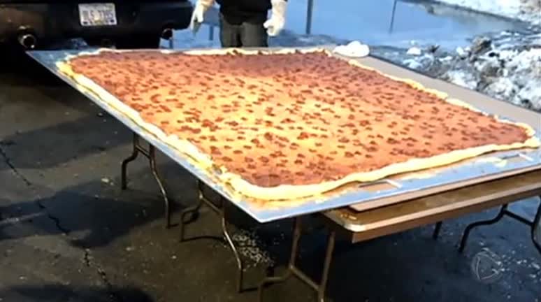 Vídeo: Restaurante tenta quebrar recorde de maior pizza a venda no mundo