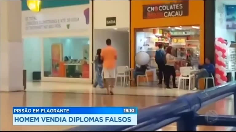 Vídeo: Homem é preso em flagrante ao vender diplomas falsos