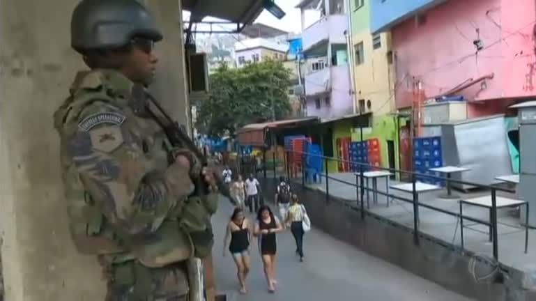 Vídeo: Comandante do Exército confirma risco de moradores feridos durante confrontos no Rio de Janeiro