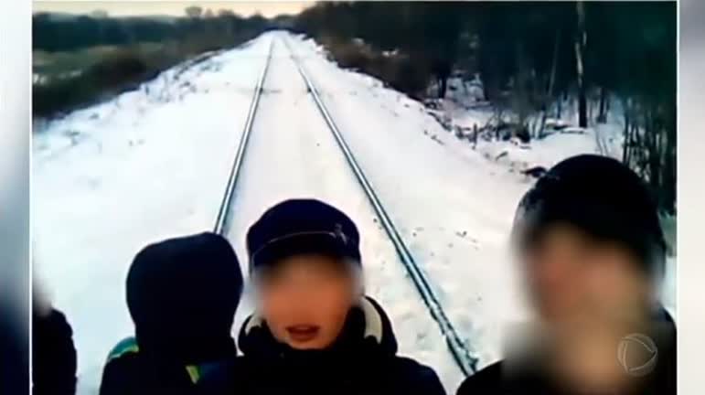 Vídeo: Adolescentes russos arriscam a vida para tirar selfie em frente a trem