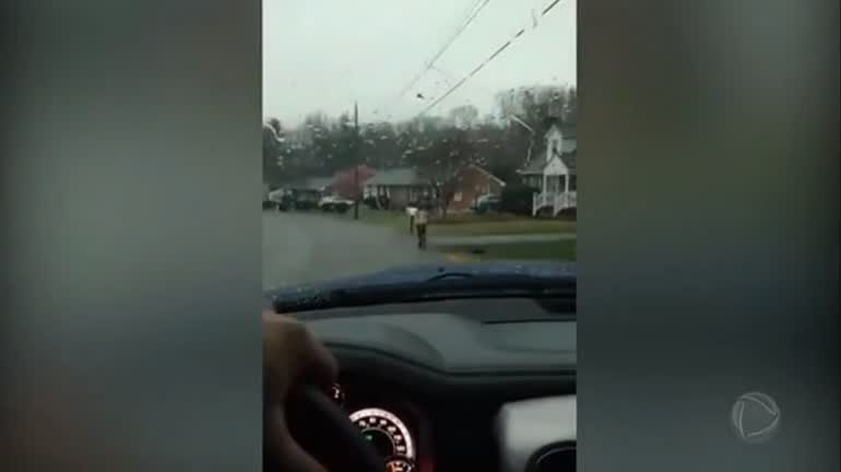 Vídeo: Pai faz filho correr para a escola debaixo de chuva como castigo