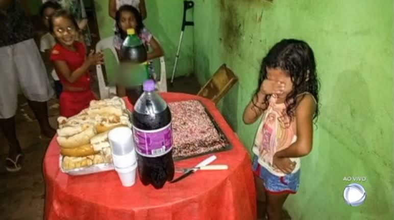 Vídeo: Garota chora ao ganhar primeiro bolo de aniversário