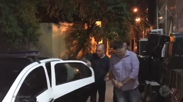 Vídeo: Exclusivo: Policiais são presos por cobrar dinheiro para oferecer segurança