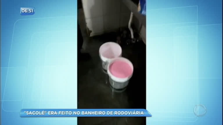 Vídeo: Polícia flagra produção de “sacolé” em banheiro de rodoviária