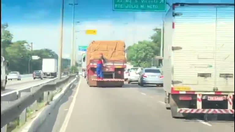 Vídeo: Homem vestido de super-herói se pendura na traseira de caminhão