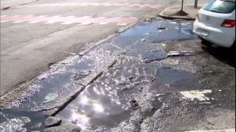 Vídeo: Buracos colocam motoristas em risco nas ruas de São Paulo