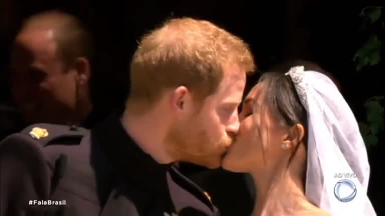 Vídeo: Harry e Meghan se beijam na saída da capela de Windsor
