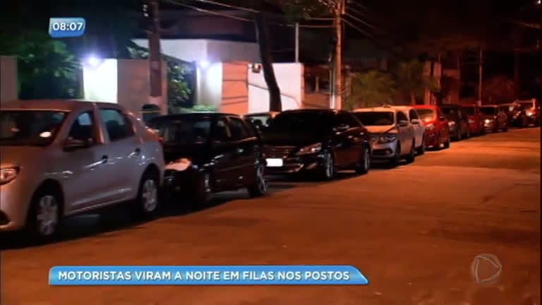 Vídeo: Motoristas viram a noite em postos em busca de combustível