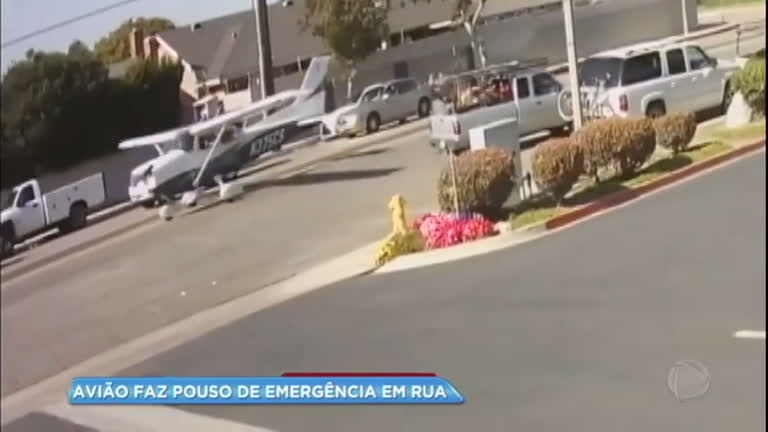 Vídeo: Avião faz pouso de emergência na rua