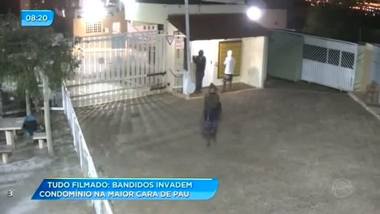 Vídeo: Bandidos invadem condomínio com facilidade