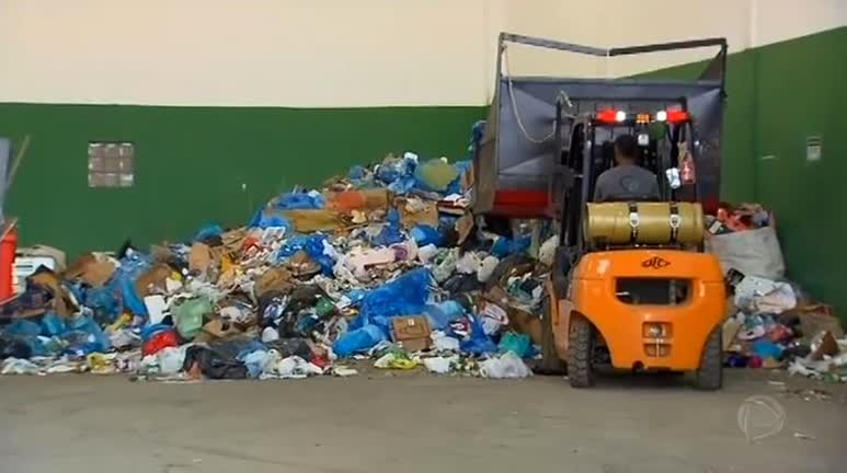 Vídeo: Material reciclável mal separado prejudica renda de catadores