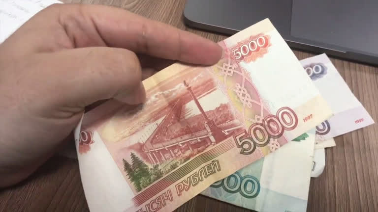 Vídeo: Dinheiro russo tem a cara do Putin? Veja moedas e notas do país da Copa