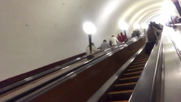 Vídeo: Olha isso! Escada rolante parece ir do centro da terra a estádio da Copa