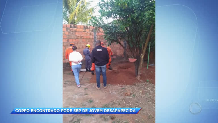 Vídeo: PM e Corpo de Bombeiros localizam ossada em quintal em Uberaba (MG)