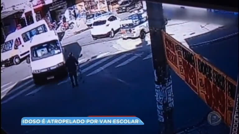 Vídeo: Idoso é atropelado por van escolar